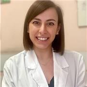 Biologa impartisce lezioni di biologia per studenti delle scuole medie/superiori